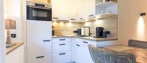 Réfrigérateur, four à micro-ondes, un four, surface de cuisson