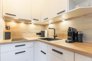 Kühlschrank, Mikrowelle, Ofen, Herdplatte