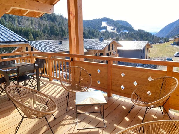 Outdoor dining - Chic Apartment with Balcony, 2 Bedrooms & Mountain Views in Les Gets (Les Gets)