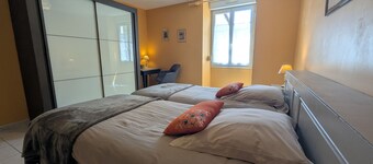 Charming Village Home: Scenic Walks, Close to Attractions, Sleeps 4