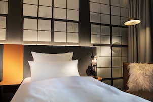 Escritorio, wifi gratis, ropa de cama