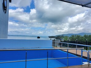 Kolam renang terbuka bermusim 