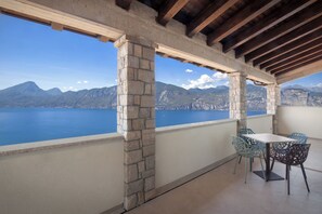 Outdoor dining - Villa Divina22 - APT Divina with pool and lake view (Veneto)