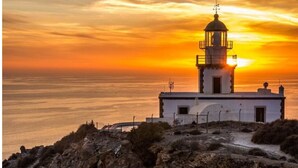 A lighthouse with a clear view of the sea at sunset. - Villa Cataleya (Μύκονος)