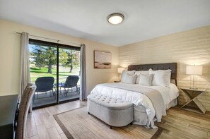 2 habitaciones, escritorio y tabla de planchar con plancha 