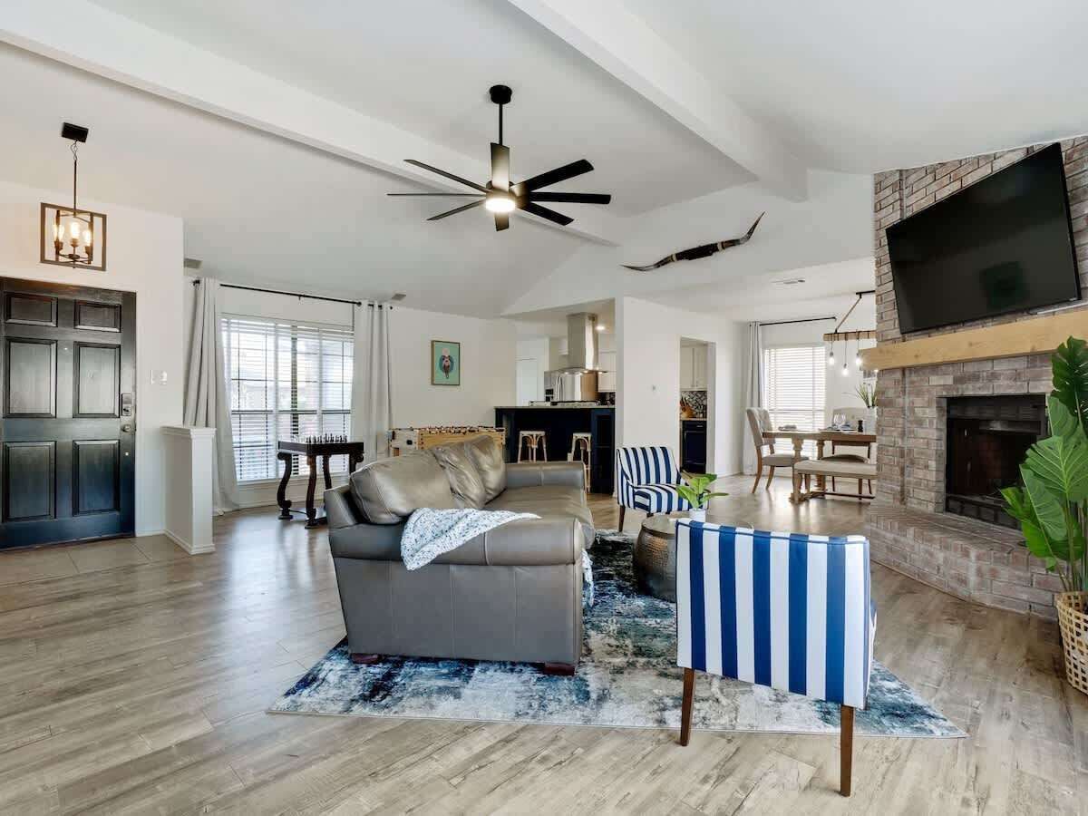 Televisio, takka, työhuone