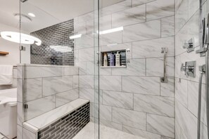 Haartrockner, Handtücher, Seife, Shampoo