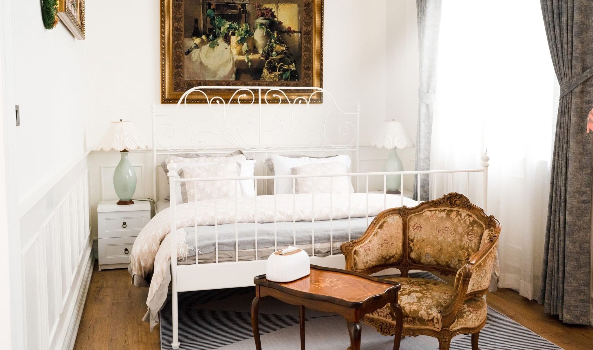 4 bedrooms, desk, WiFi, bed sheets