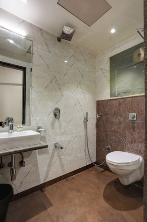 Camera Deluxe | Bagno | Doccia, soffione a pioggia, set di cortesia gratuito, asciugamani