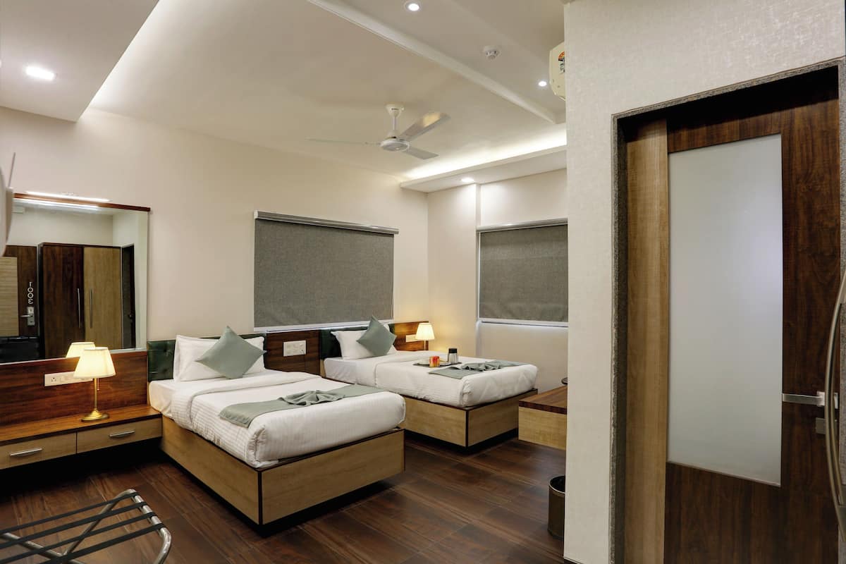 Executive Room | Premium bedding, in-room safe, desk, laptop workspace