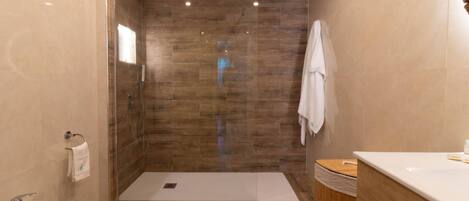 Un baño moderno con ducha, bañera y tocador.