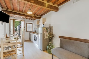 Family Apartment, 2 Bedrooms, 2 Bathrooms (Podere del Ciacchi Among Tuscany) | Dining