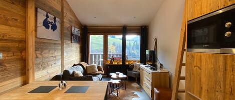 Una televisión de pantalla plana