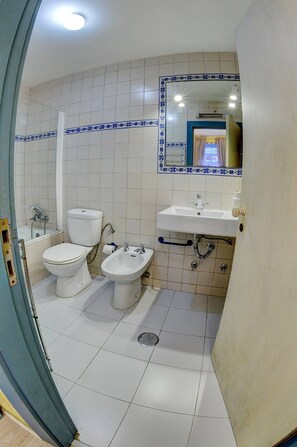 Combined shower/bathtub, hair dryer, towels