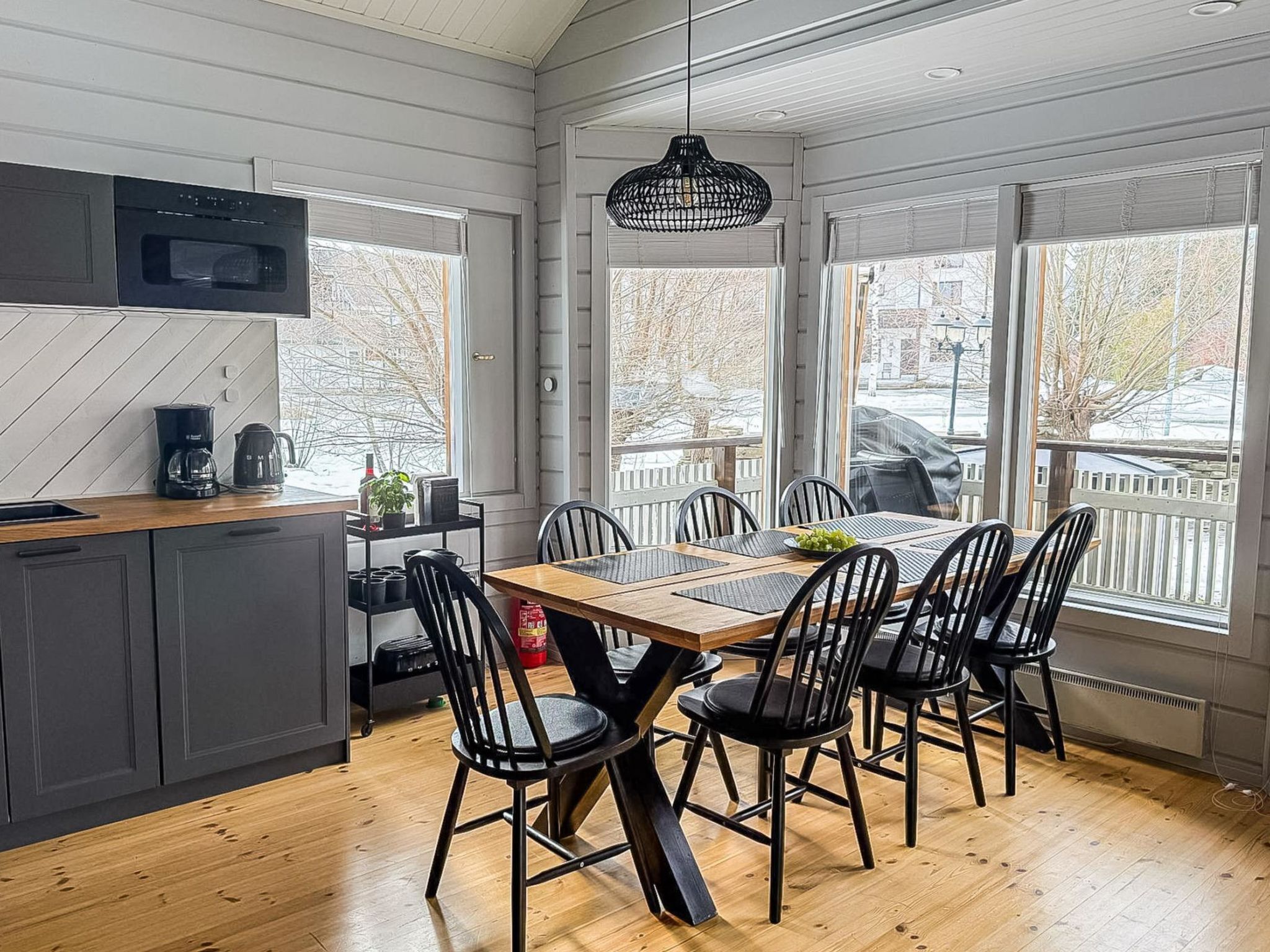 Una cocina moderna con comedor.