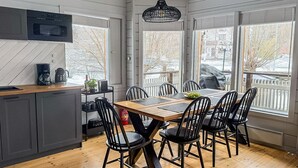 Una cocina moderna con comedor.