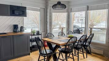 Una cocina moderna con comedor.