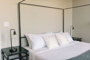 Escritorio, tabla de planchar con plancha, wifi y ropa de cama 