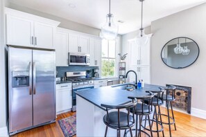 Fridge, microwave, oven, stovetop - Huge Luxury House - 4 king beds, fire pit, grill (Lynchburg)