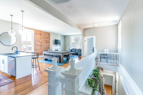 2 King Beds - Pool Table, Heart of Downtown LYH