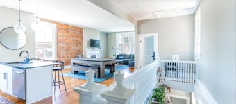 2 King Beds - Pool Table, Heart of Downtown LYH