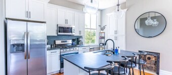 2 King Beds - Pool Table, Heart of Downtown LYH