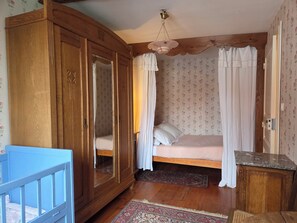 4 chambres, fer et planche à repasser, lit parapluie, Wi-Fi gratuit