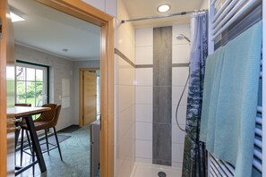 Suihku, hiustenkuivaaja, pyyhkeet, saippua