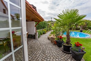 Una piscina al aire libre
