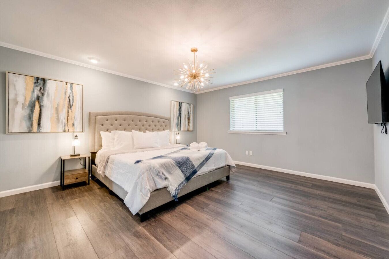 Bureau, fer et planche à repasser, Wi-Fi gratuit, draps fournis