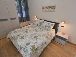 1 chambre, fer et planche à repasser, accès Internet