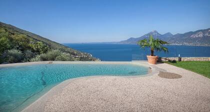 Villa Divina22 - APT Prima with pool and lake view