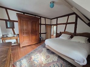 4 dormitorios, tabla de planchar con plancha, cuna de viaje