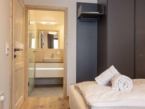 2 bedrooms, free Internet