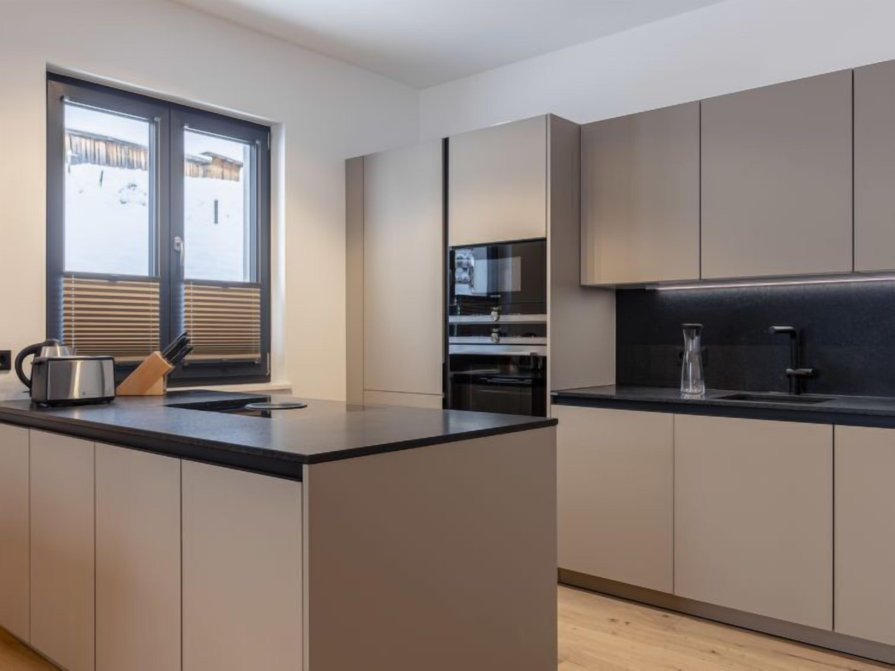 Een koelkast, een microgolfoven, een oven, een vaatwasser