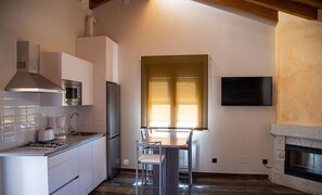 Frigorífico, microondas, placa de cocina y lavavajillas