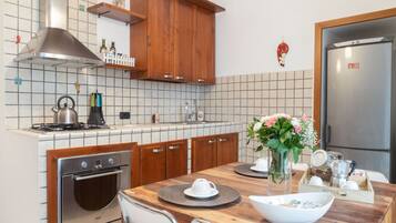 Réfrigérateur, four, plaque de cuisson, cafetiÚre/bouilloire