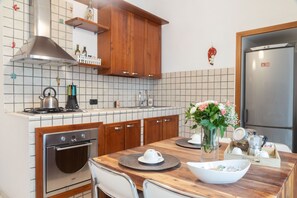 Frigorifero, forno, piano cottura, macchina per tè/caffè