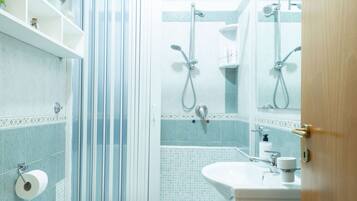 Een douche, een haardroger, een bidet, handdoeken