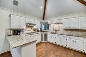 Fridge, microwave, oven, stovetop - 4 Bedroom3 Bath,Pool table, Pool, Crib (Plano)