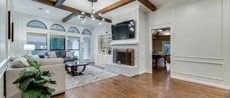 TV, caminetto, videogiochi