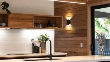 Microondas, placa de cocina y lavavajillas