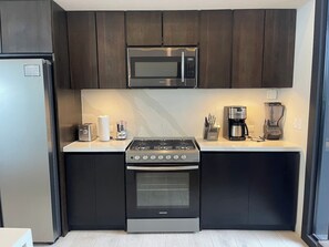 Refrigerador, microondas, horno, placa de cocina