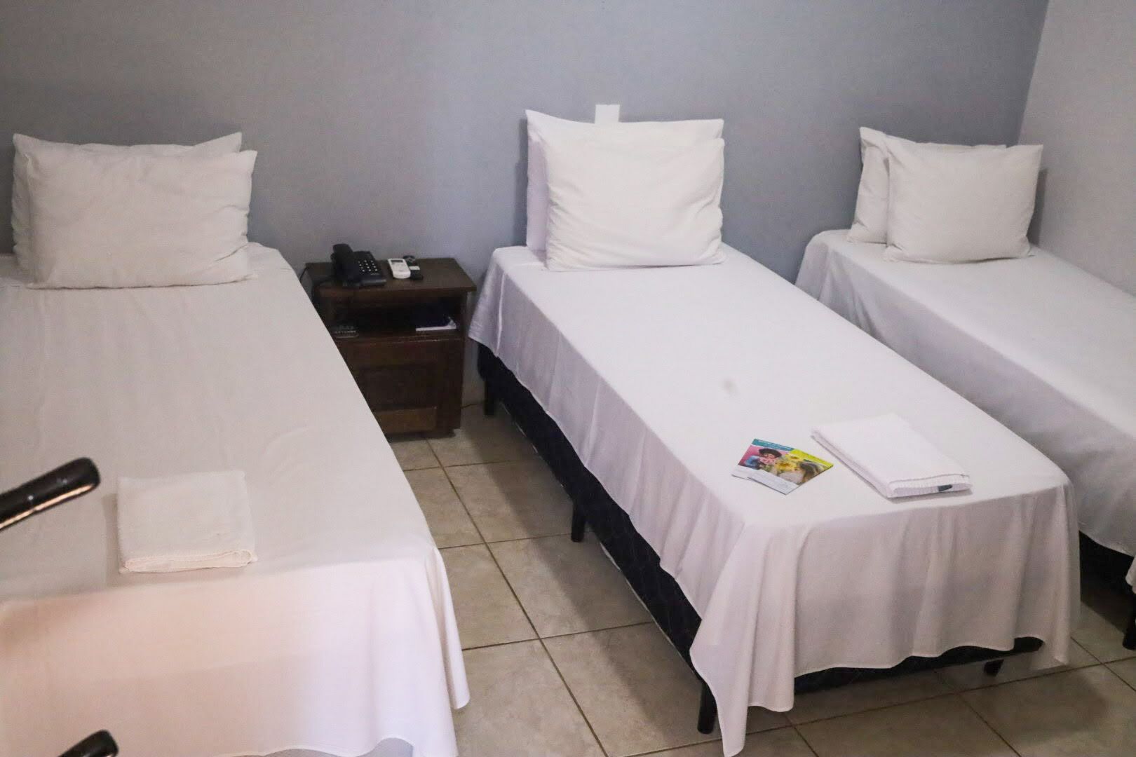 Quarto triplo clássico | Wi-Fi de cortesia, roupa de cama