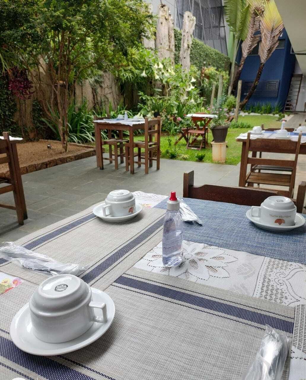 Café da manhã com buffet grátis todos os dias