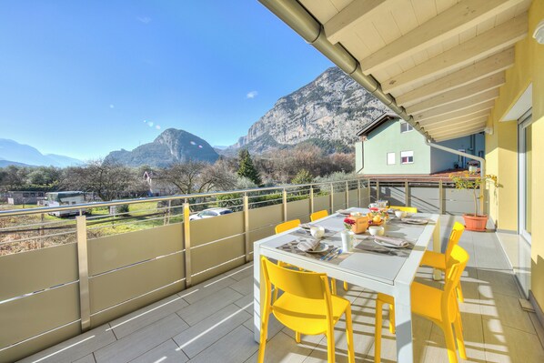 Outdoor dining - Mirabelle (Dro)