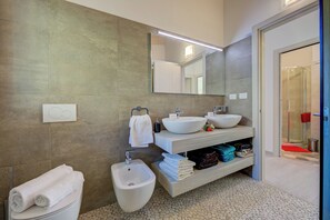 Bathroom - Mirabelle (Dro)