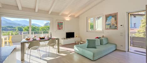 Appartement Familial, plusieurs chambres, 2 salles de bains, côté montagne (Mirabelle) | Coin séjour | TV connectée de 21 pouces avec chaînes par câble
