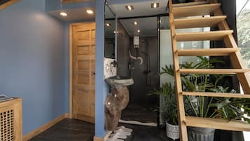 Studio Loft Bed | Pillowtop beds, minibar, in-room safe, individually furnished