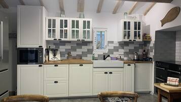 Kühlschrank, Mikrowelle, Ofen, Herdplatte